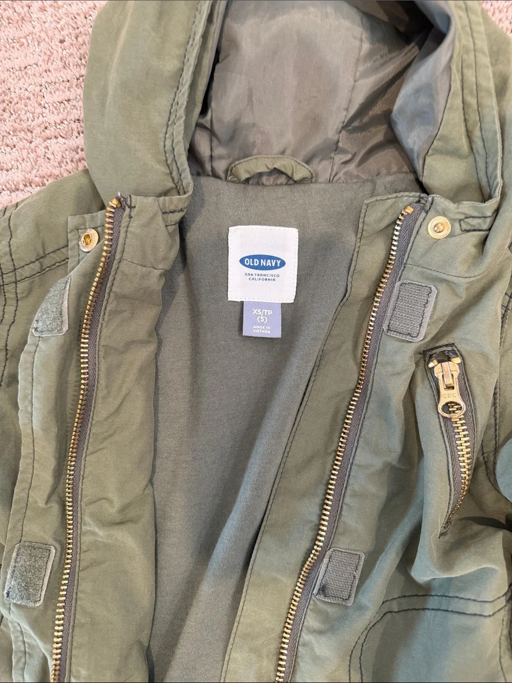 Old Navy topstitching pockets closure